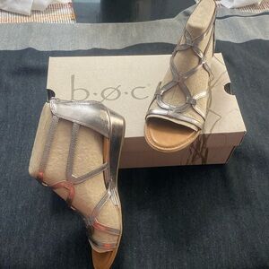 BOC ladies sandals. Pewter leather. Size 8M.